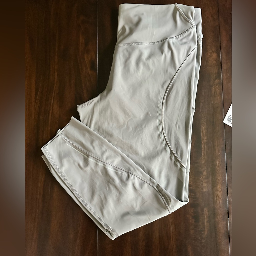 Lululemon 
Base Pace HR Tight
25" *Reflective